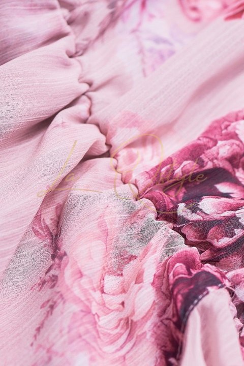 Długa szyfonowa sukienka z rozcieciem i gumką w talii JASNY RÓŻ W KWIATY