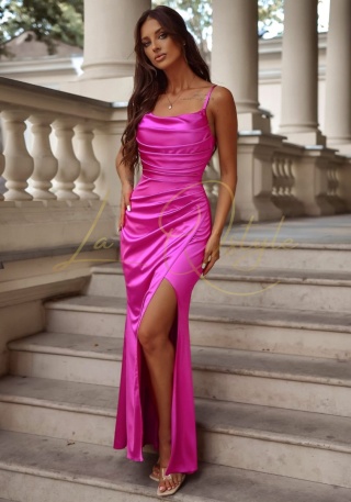 NARIN sukienka satynowa dopasowana z rozcięciem AMARANT