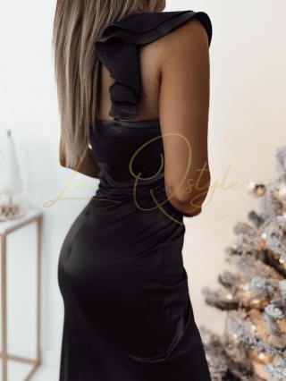 KAREN sukienka satynowa dopasowana z falbaną na ramieniu CZARNA