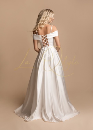 PATRICIA satynowa sukienka z hiszpańskim dekoltem i wiązaniem na plecach ECRU