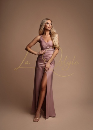 LARA dopasowana satynowa sukienka z gorsetem na jedno ramię PUDROWY RÓŻ