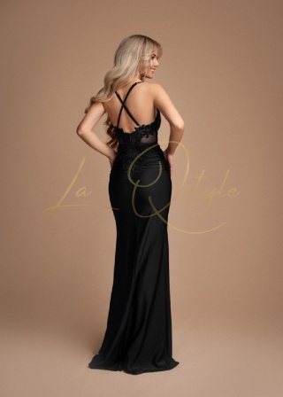 BENEDICTE dopasowana sukienka rybka z odkrytymi plecami i koronką CZARNA