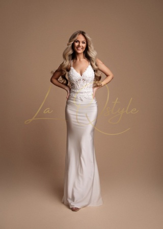 BENEDICTE dopasowana sukienka rybka z odkrytymi plecami i koronką BIAŁA