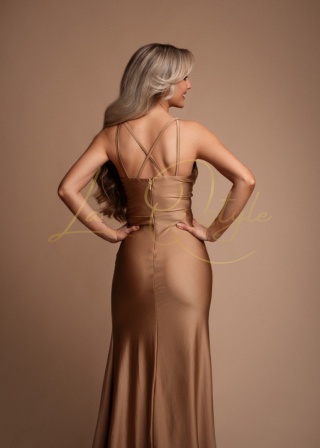 FLAVIE dopasowana satynowa sukienka z podwójnymi ramiączkami ZŁOTA