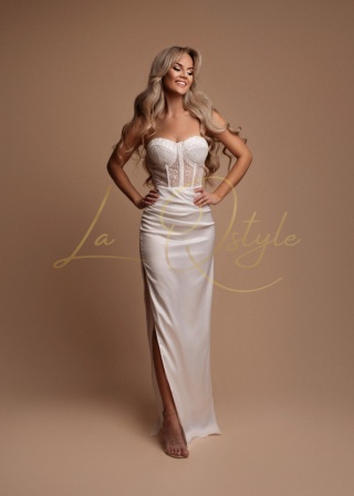 ROSE dopasowana satynowa sukienka z cekinowym gorsetem BIAŁA