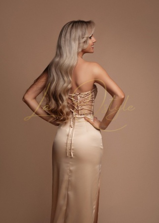 ROSE dopasowana satynowa sukienka z cekinowym gorsetem ZŁOTA