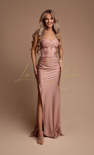 SABRINA dopasowana sukienka z gorsetem i rozcięciem na nogę PUDROWY RÓŻ