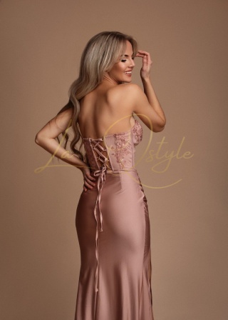 SABRINA dopasowana sukienka z gorsetem i rozcięciem na nogę PUDROWY RÓŻ