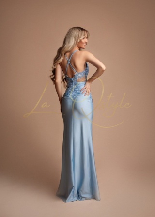 BENEDICTE dopasowana sukienka rybka z odkrytymi plecami i koronką BŁĘKITNA