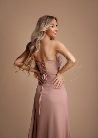 CLARA dopasowana satynowa sukienka z gorsetem i trenem PUDROWY RÓŻ