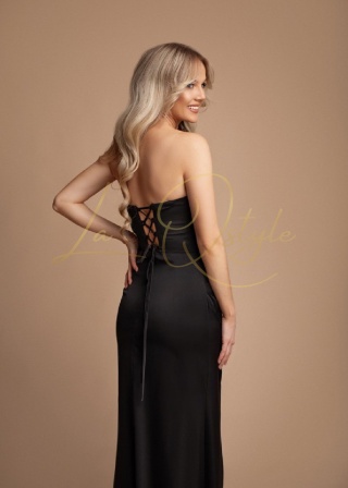 PENELOPE dopasowana, satynowa sukienka z gorsetem i rozcięciem na nogę CZARNA