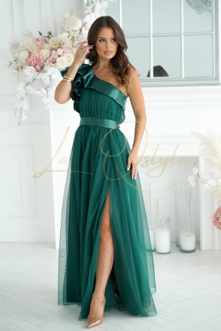 CLOE rozkloszowana tiulowa sukienka z satynową falbaną na ramieniu BUTELKOWA ZIELEŃ