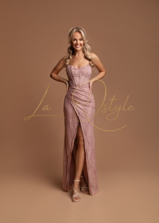 TANIA dopasowana koronkowa sukienka z gorsetem zdobionym kryształkami PUDROWY RÓŻ