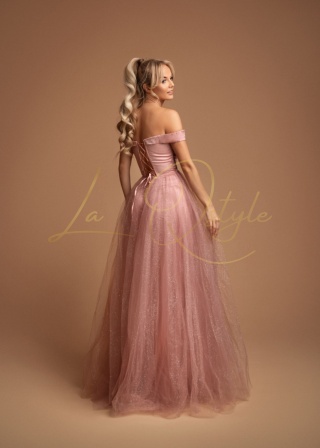 TIPHAINE tiulowa suknia brokatowa z gorsetem i hiszpańskim dekoltem PUDROWY RÓŻ