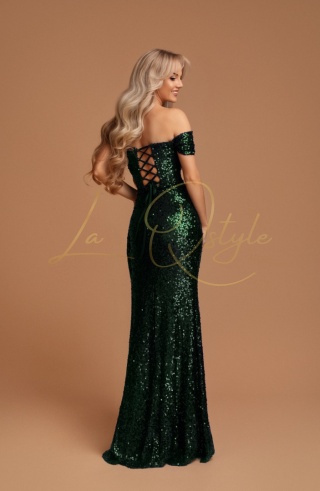 ROXANNE dopasowana cekinowa sukienka z hiszpańskim dekoltem BUTELKOWA ZIELEŃ