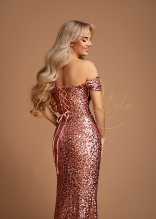 ROXANNE dopasowana cekinowa sukienka z hiszpańskim dekoltem RÓŻ