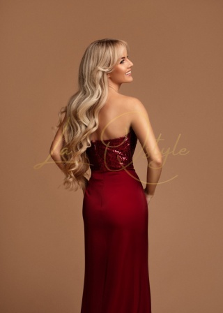 CASSANDRA satynowa dopasowana sukienka z cekinowym gorsetem WIŚNIA