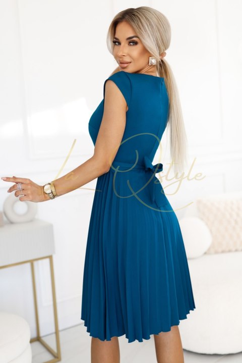 Klasyczna plisowana sukienka z krótkim rękawkiem i paskiem MORSKI