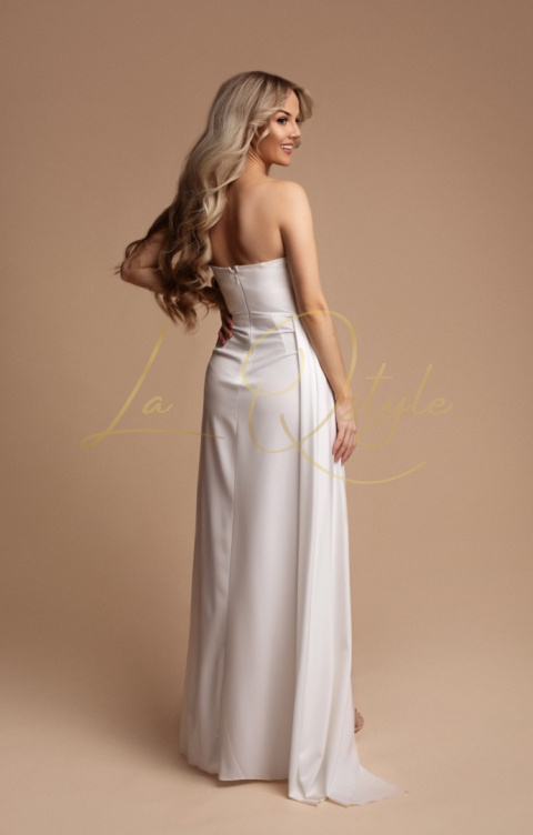 Gorsetowa dopasowana satynowa sukienka z trenem ECRU