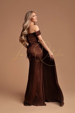 SOFIA satynowa sukienka z gorsetem, trenem i opadającymi ramiączkami CZEKOLADOWA