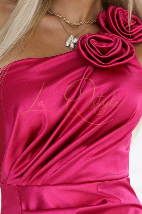 Długa satynowa sukienka na jedno ramię z różą i rozcięciem | Różowa