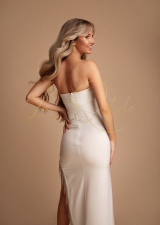 LIVIA dopasowana sukienka z gorsetem i zdobionym rozcięciem ECRU