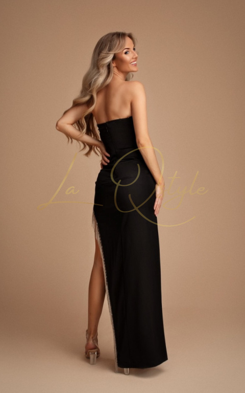 Dopasowana sukienka z gorsetem i zdobionym rozcięciem CZARNA