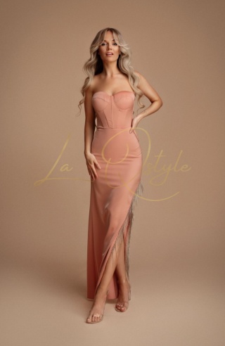 LIVIA dopasowana sukienka z gorsetem i zdobionym rozcięciem RÓŻ