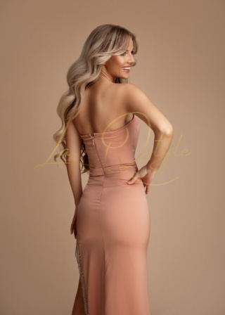 LIVIA dopasowana sukienka z gorsetem i zdobionym rozcięciem RÓŻ