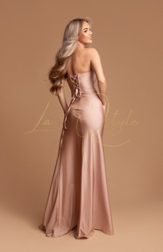 ALICIA dopasowana sukienka z marszczeniami, gorsetem i trenem PUDROWY RÓŻ