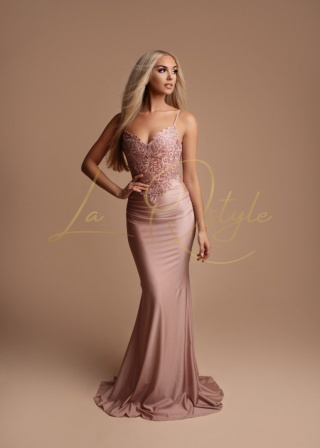 URSULA sukienka dopasowana z koronką i marszczeniami PUDROWY RÓŻ