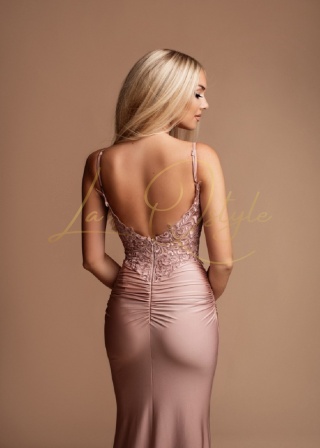 URSULA sukienka dopasowana z koronką i marszczeniami PUDROWY RÓŻ