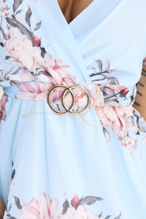 Sukienka z kopertowym dekoltem, paskiem i krótkim rękawkiem BŁĘKITNA W RÓŻE