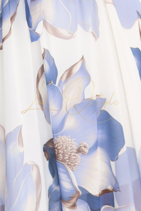 Romantyczna sukienka z kopertowym dekoltem i zwiewnymi rękawkami błękitne kwiaty na białym tle