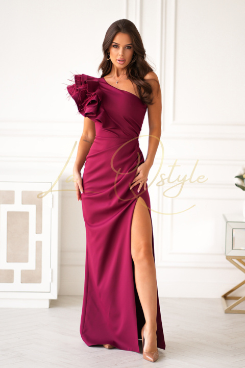 Dopasowana długa sukienka z piórkami na jedno ramię BORDOWA