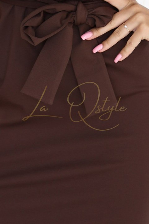 Sukienka z asymetryczną spódnicą i paskiem CZEKOLADOWA