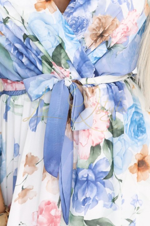 Zwiewna maxi sukienka z kopertowym dekoltem i kwiecistym wzorem BŁĘKITNE RÓŻE