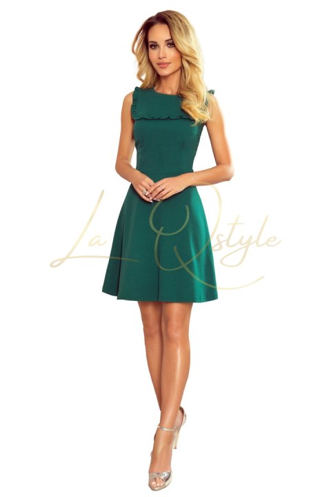 Trapezowa zielona sukienka z falbanką przy dekolcie