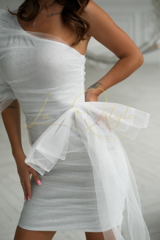 ALEXIS błyszcząca sukienka z jednym rękawem ECRU