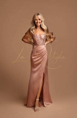 CASSANDRA satynowa dopasowana sukienka z cekinowym gorsetem PUDROWY RÓŻ