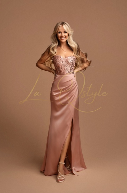 Satynowa dopasowana sukienka z cekinowym gorsetem PUDROWY RÓŻ