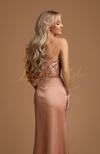 CASSANDRA satynowa dopasowana sukienka z cekinowym gorsetem PUDROWY RÓŻ