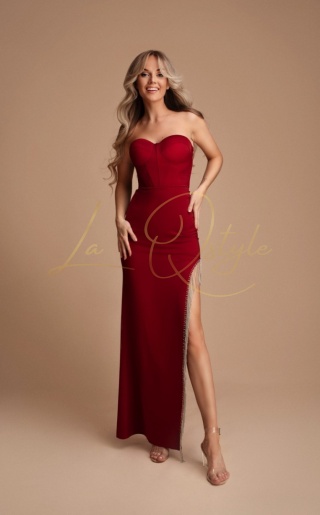 LIVIA dopasowana sukienka z gorsetem i zdobionym rozcięciem WIŚNIA