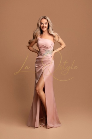 MARIANA dopasowana satynowa sukienka z asymetrycznym gorsetem PUDROWY RÓŻ