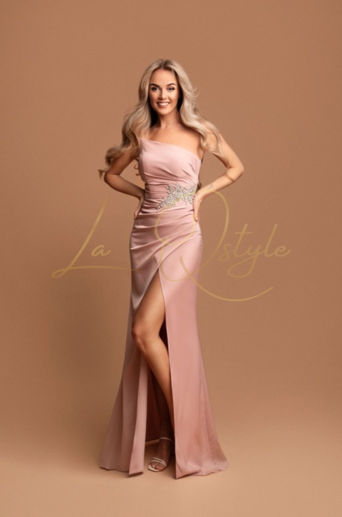 Dopasowana satynowa sukienka z asymetrycznym gorsetem PUDROWY RÓŻ