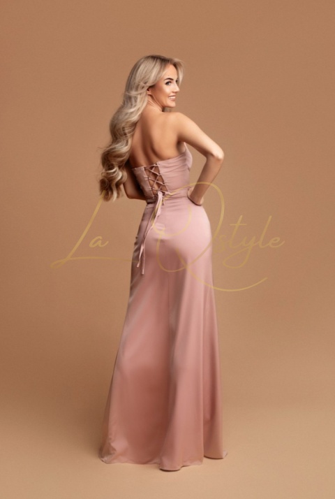 Dopasowana satynowa sukienka z asymetrycznym gorsetem PUDROWY RÓŻ