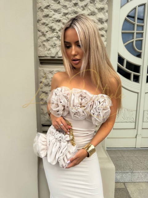 Dopasowana sukienka z kwiatami i torebką w zestawie BEŻOWA