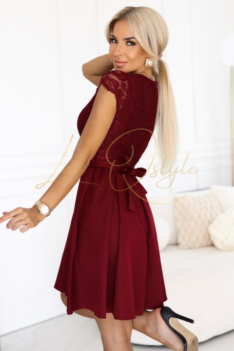 Koronkowa sukienka z dekoltem i rozkloszowaną spódnicą BORDOWA