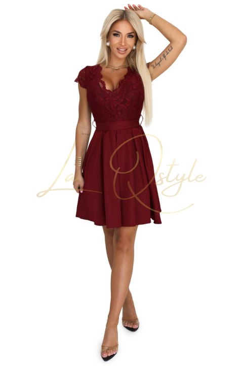Koronkowa sukienka z dekoltem i rozkloszowaną spódnicą BORDOWA