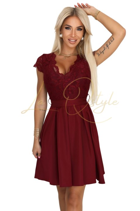 Koronkowa sukienka z dekoltem i rozkloszowaną spódnicą BORDOWA
